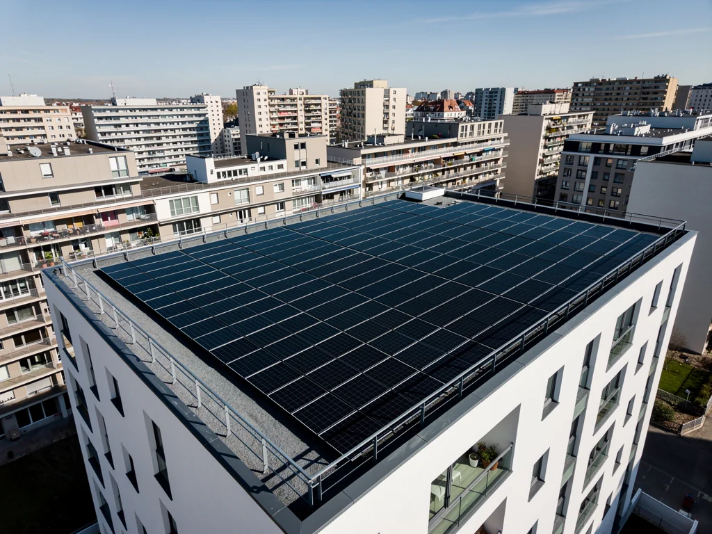 Toiture terrasse d'un bâtiment entièrement couverte de panneaux solaires